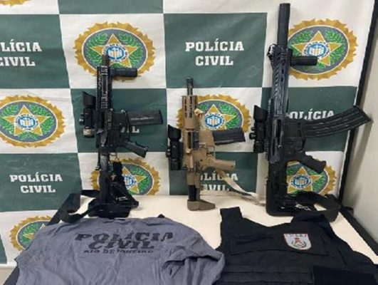 Imagem colorida de armas apreendidas com grupo de milicianos em Queimados (RJ) - Metrópoles