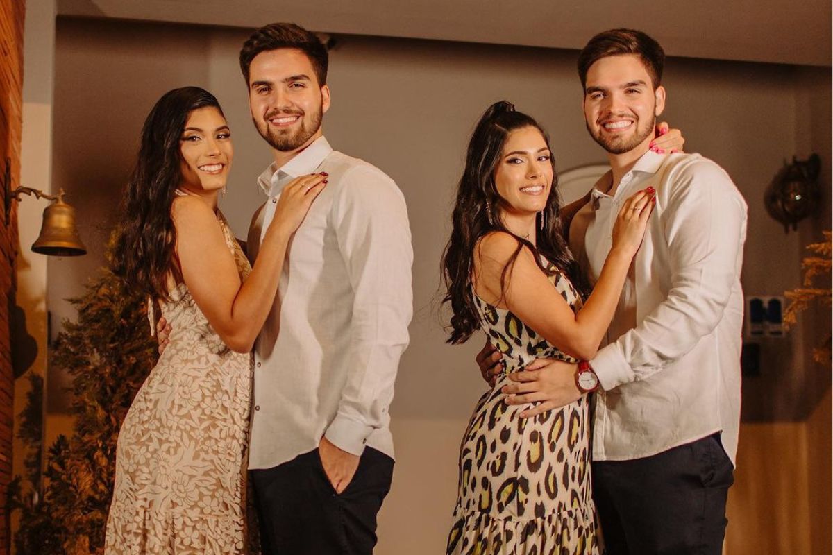 Foto colorida de dois homens e duas mulheres - Metrópoles