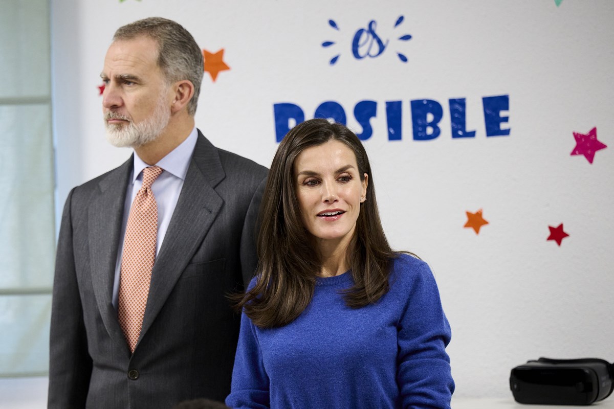 Foto colorida de homem com cabelo grisalho ao lado de mulher com blusa azul e cabelo de tamanho mediano - Metrópoles