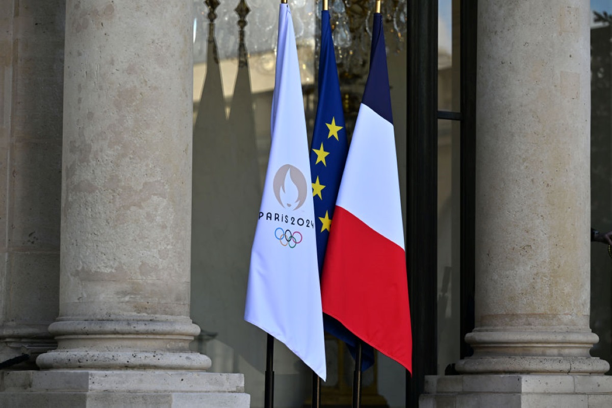 Imagem colorida das bandeiras oficiais das olimpíadas de PAris, União Europeia e França- Metrópoles