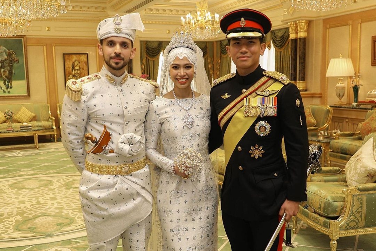 Foto colorida de homem e mulher com roupas de casamento ao lado de homem com traje militar - Metrópoles