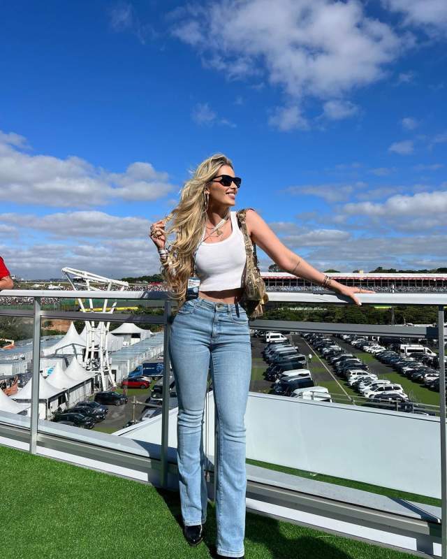 Na imagem com cor, Yasmin Brunet posando para foto com vestido estiloso branco - Metrópoles