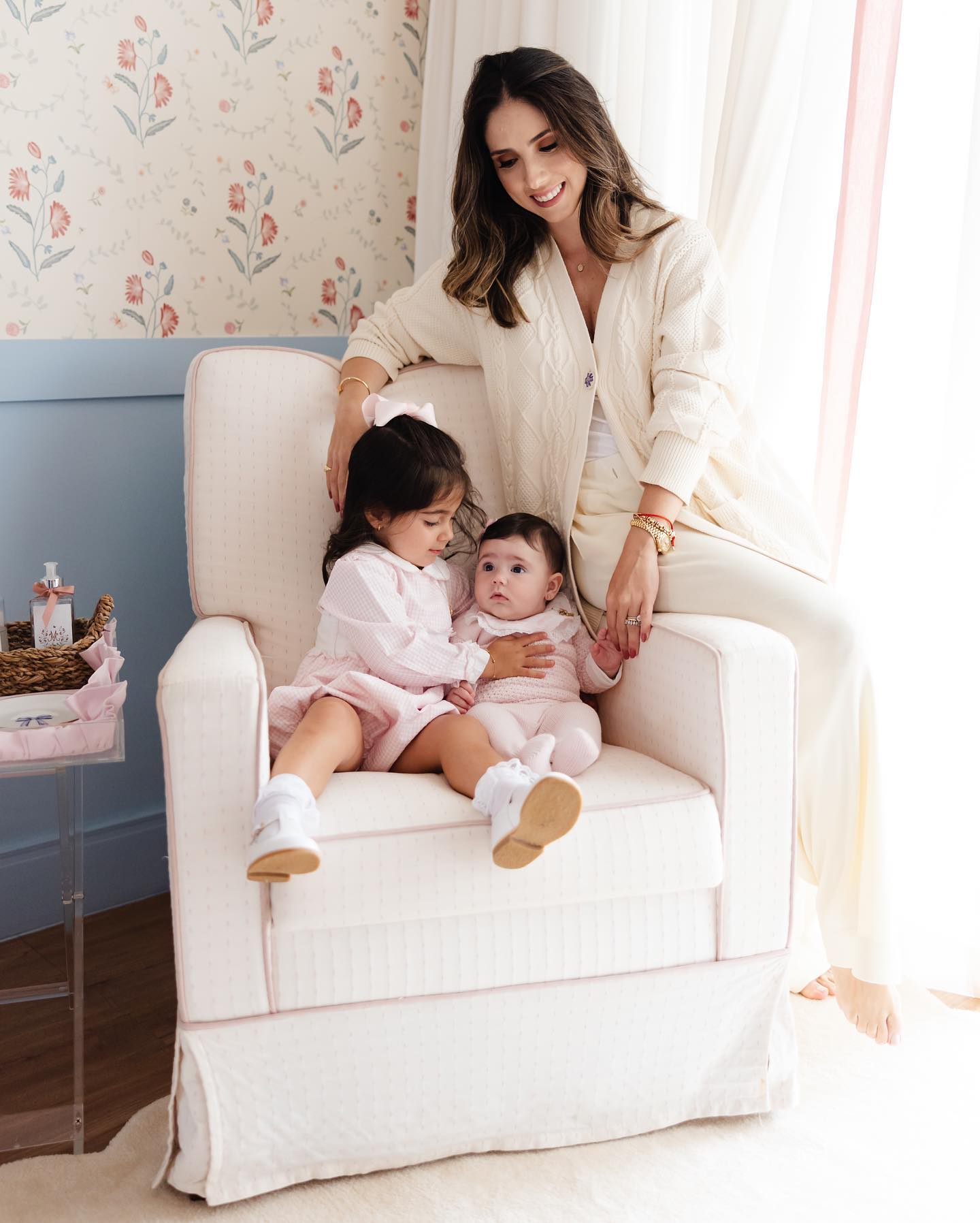 Maria Camilla com as filhas, Maria Antônia (3 anos) e Maria Vitória (1 ano)