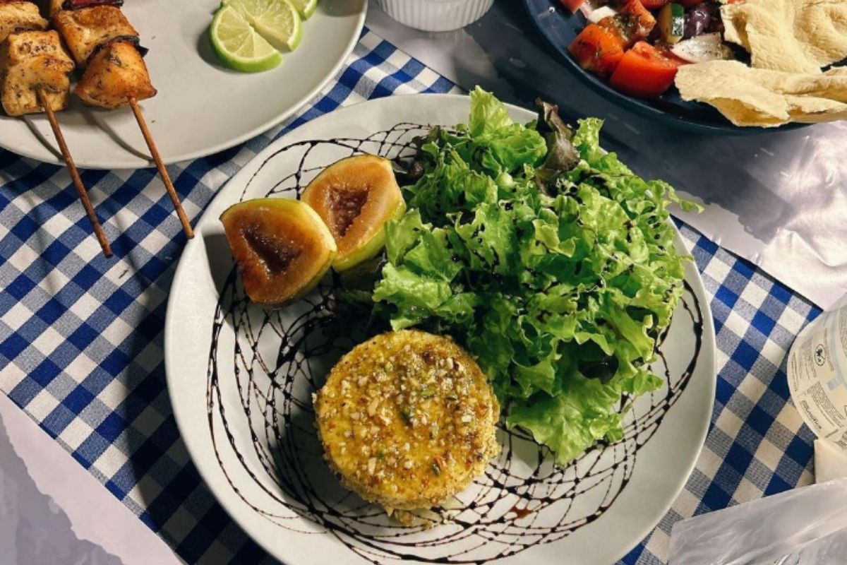 Foto colorida de um prato de salada - Metrópoles