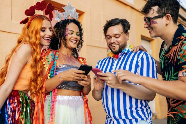 Na imagem com cor, pessoas com roupas de carnaval para inspirações de moda - metrópoles