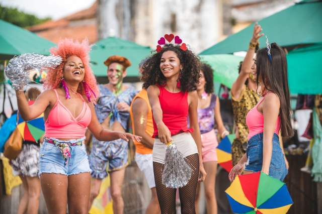 Na imagem com cor, pessoas com roupas de carnaval para inspirações de moda - metrópoles