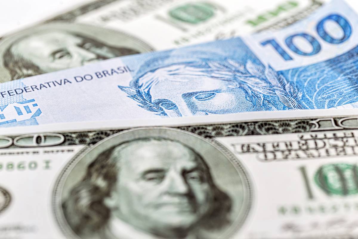 Dólar e bolsa fecham em queda à espera de juros no Brasil e nos EUA