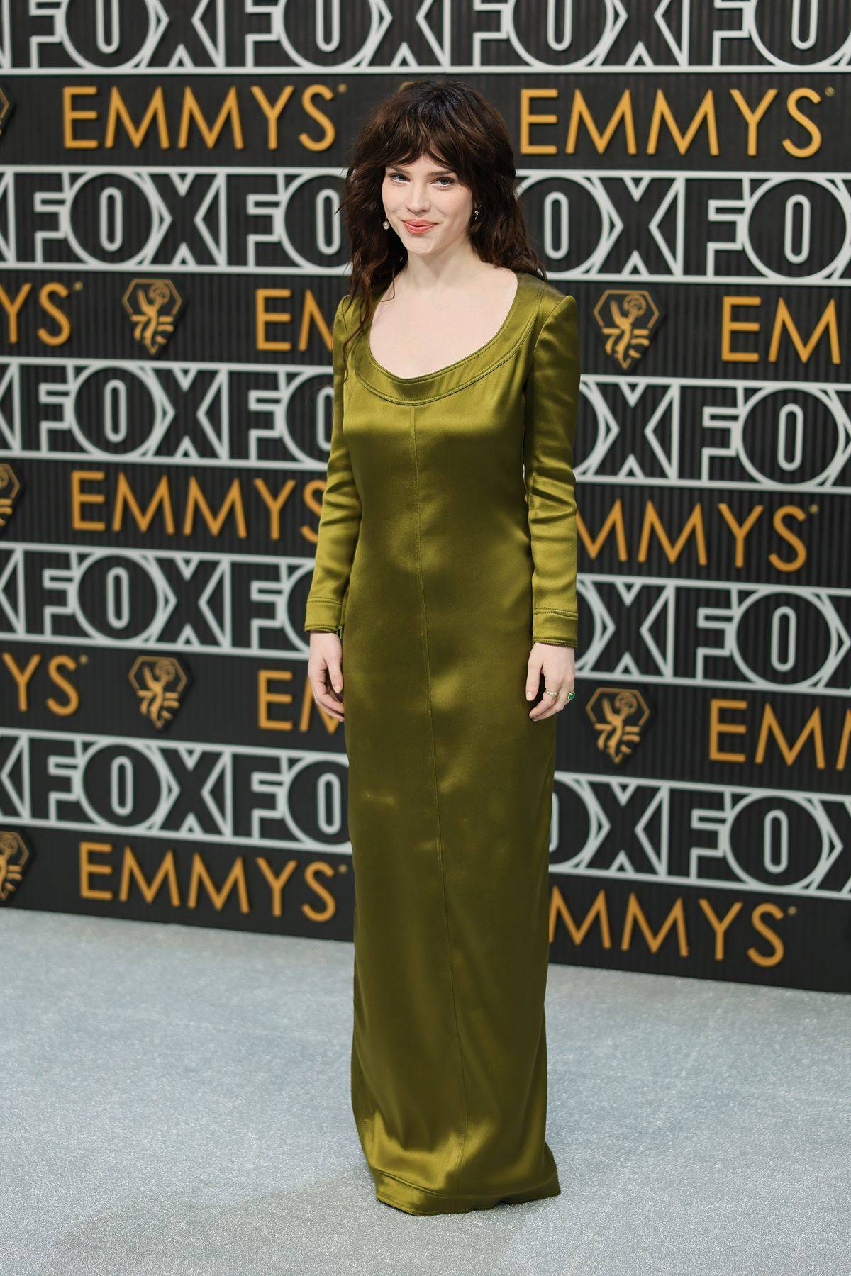 atriz sophie thatcher em vestido verde no emmy - metrópoles