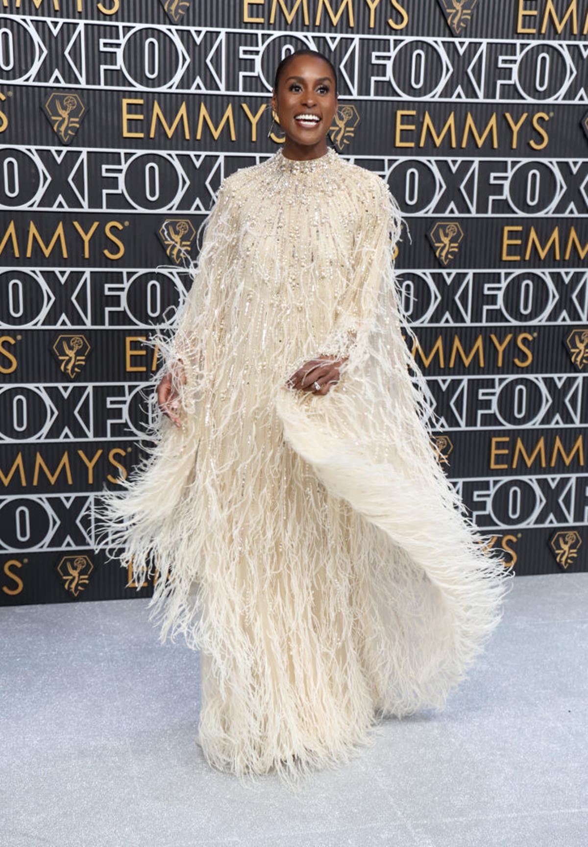 Issa Rae em vestido branco no emmy - metrópoles