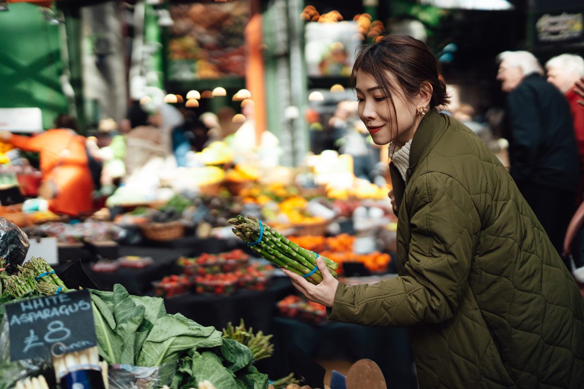 Mulher asiática comprando mantimentos em mercado - Metrópoles