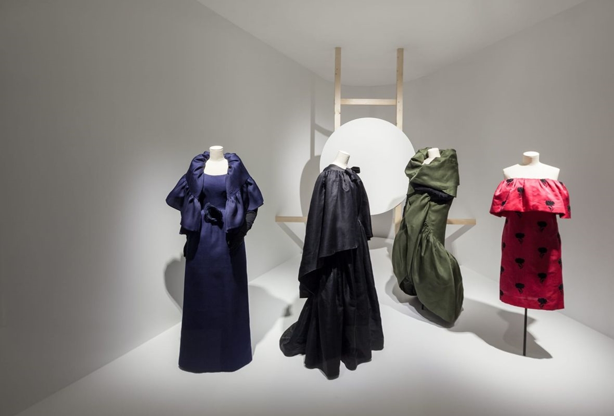 vestidos em exposição balenciaga - metrópoles