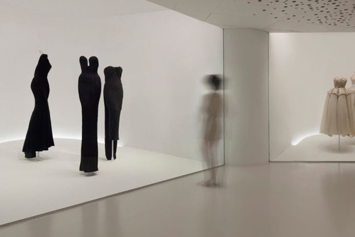 vestidos em exposição balenciaga - metrópoles