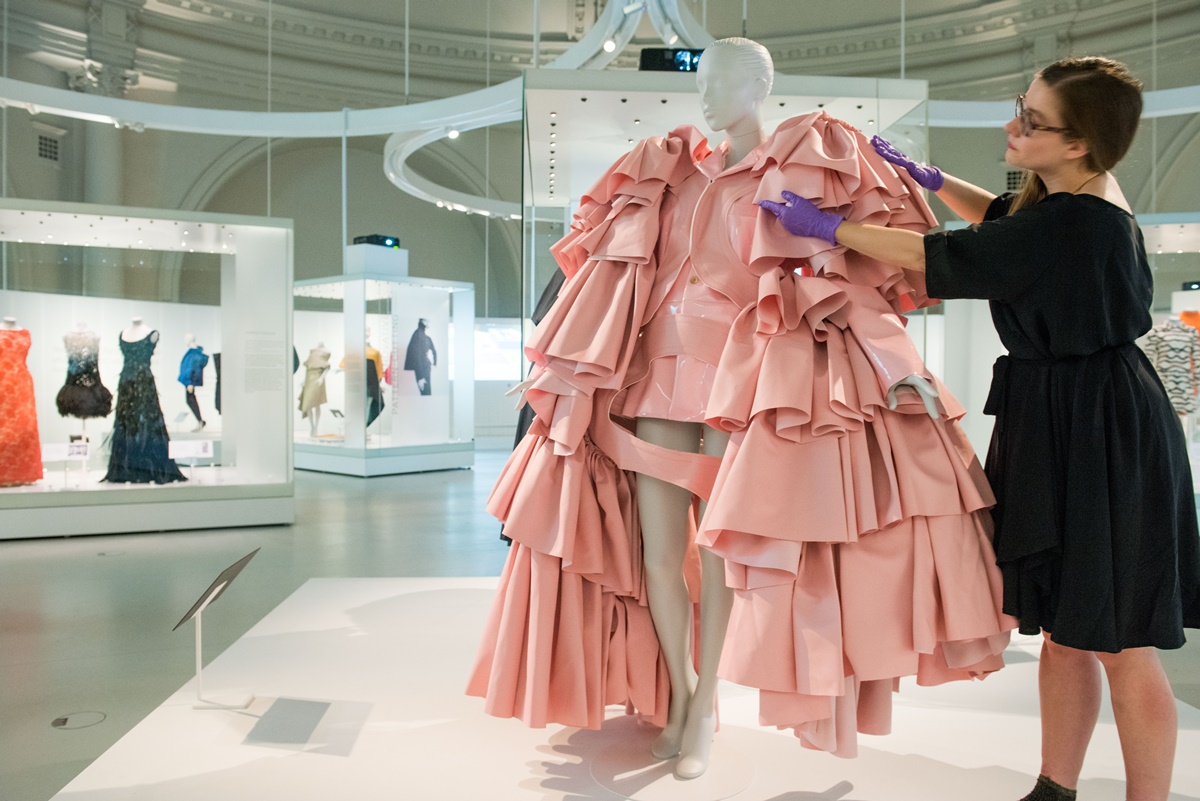 vestido rosa em exposição balenciaga - metrópoles