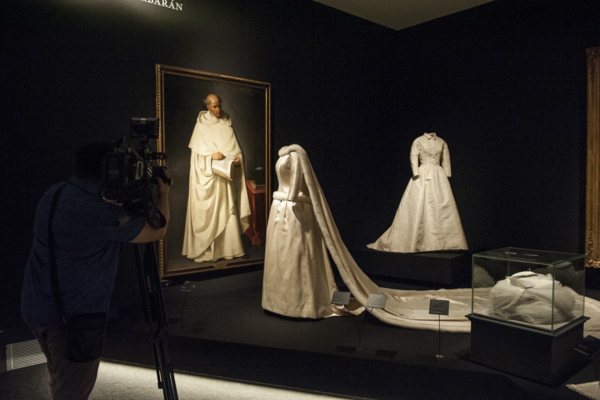 vestidos em exposição balenciaga - metrópoles