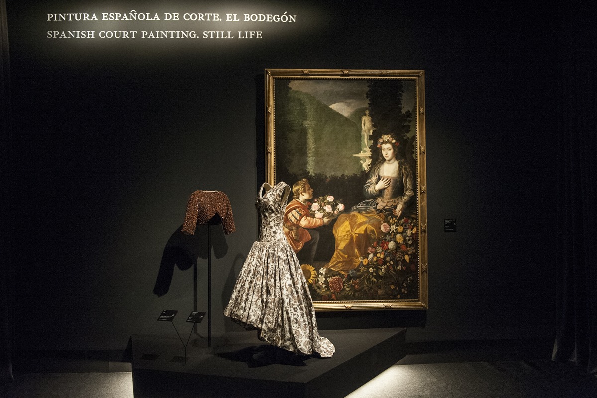 vestidos em exposição balenciaga - metrópoles