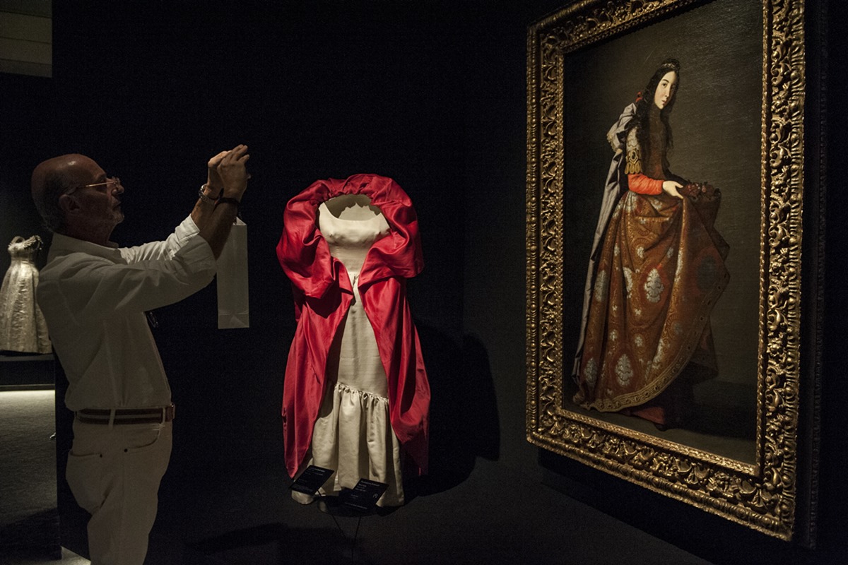 vestido vermelho em exposição balenciaga - metrópoles