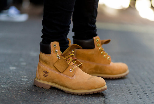 Bota Timberlanda na cor amarela com detalhes em dourado e preto.