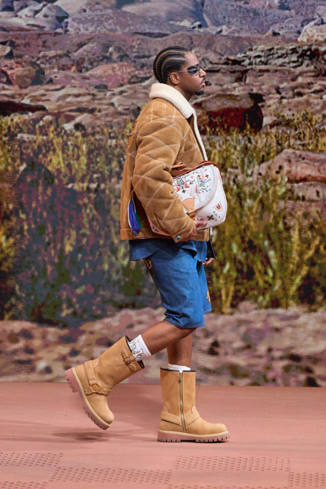 Imagem do desfile Louis Vuitton outono/inverno no Paris Fashion Week Menswear 2024 apresentando modelo inédito em colaboração com a Timberland