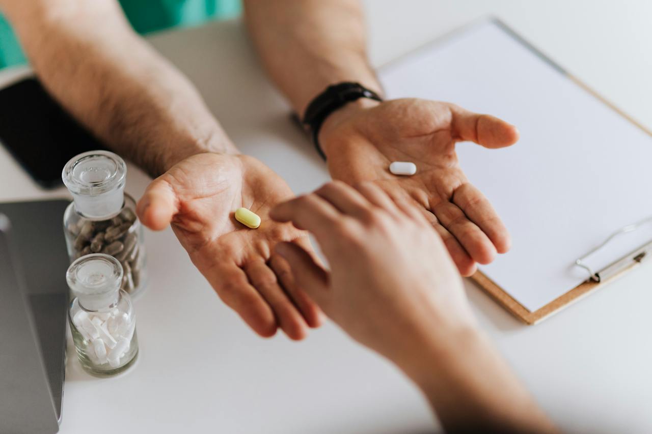 Mãos segurando capsulas de suplementos - Metrópoles