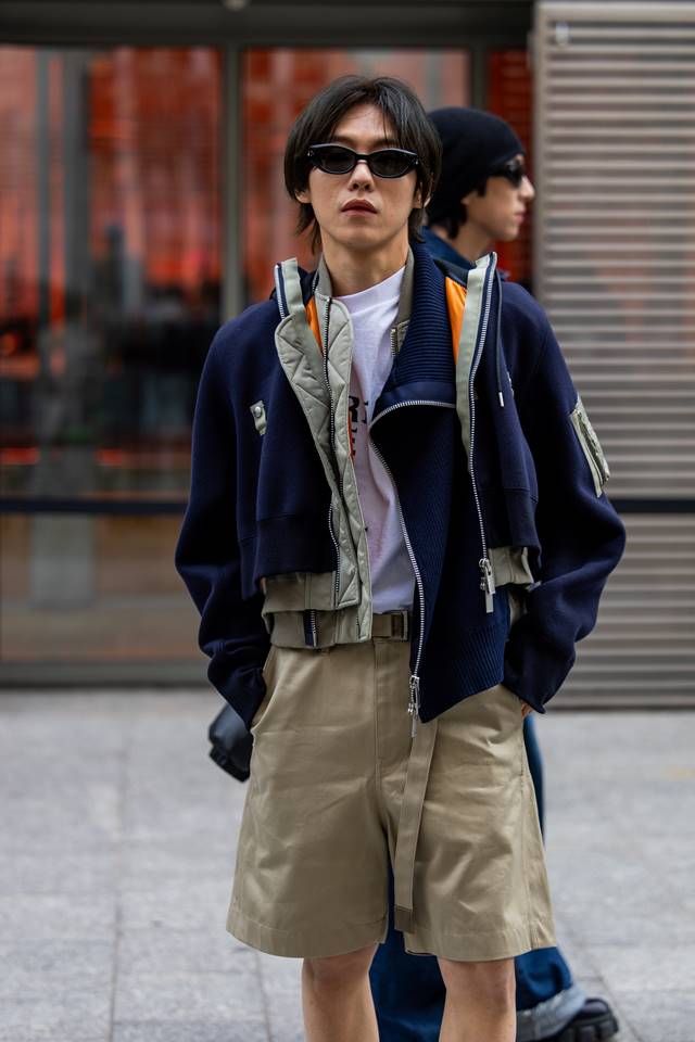 Na imagem com cor, homem posa, na rua, durante as semanas de moda masculina. Street Style - Metrópoles 