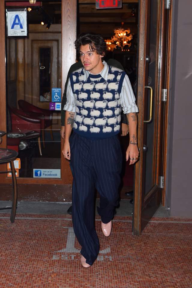 Na imagem com cor, Harry Styles usando roupas estilos vovô Grandpacore - Metrópoles