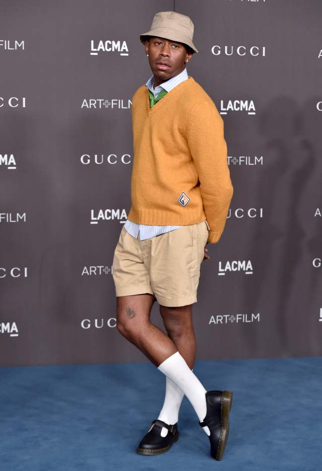 Na imagem com cor, Tyler The Creator usando roupas estilos vovô Grandpacore - Metrópoles