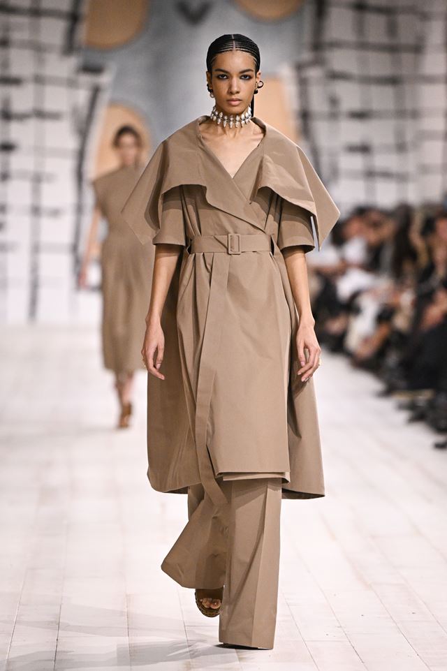 Na passarela, modelo usa vestido marrom que lembra modelagem de trench coat - Metrópoles