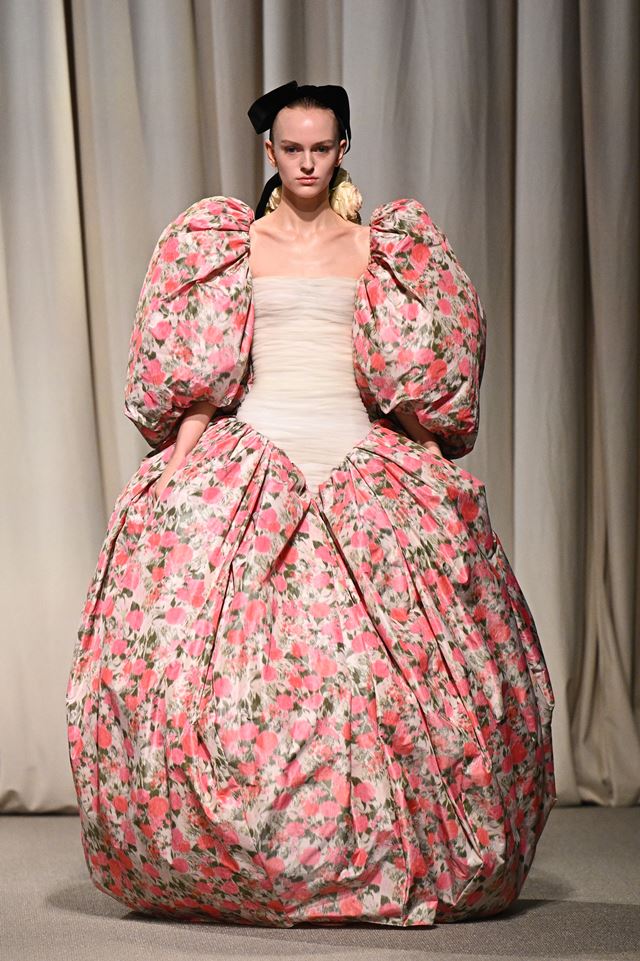 Na passarela, modelo usa vestido com estampa floral e estética bufante - Metrópoles