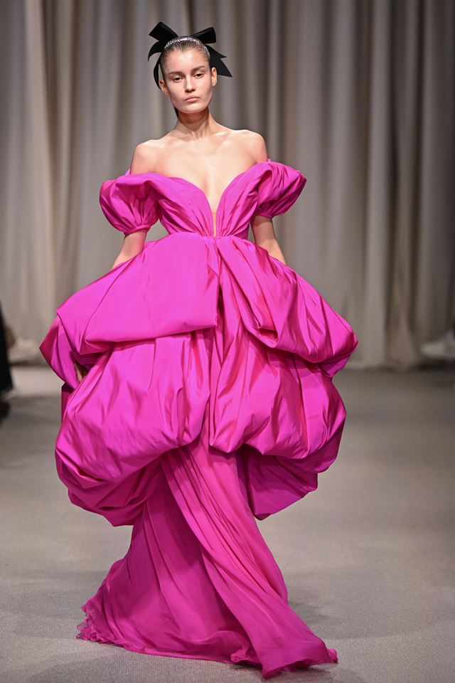 Na passarela, modelo usa vestido rosa volumoso balonê - Metrópoles