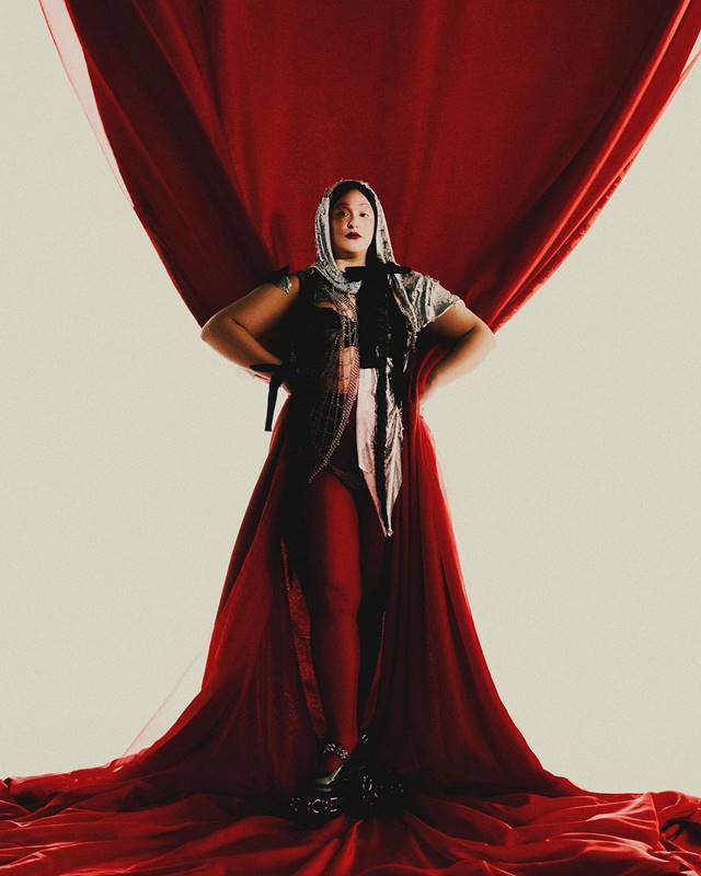 Na imagem com cor, a cantora Alice Caymmi - Metrópoles