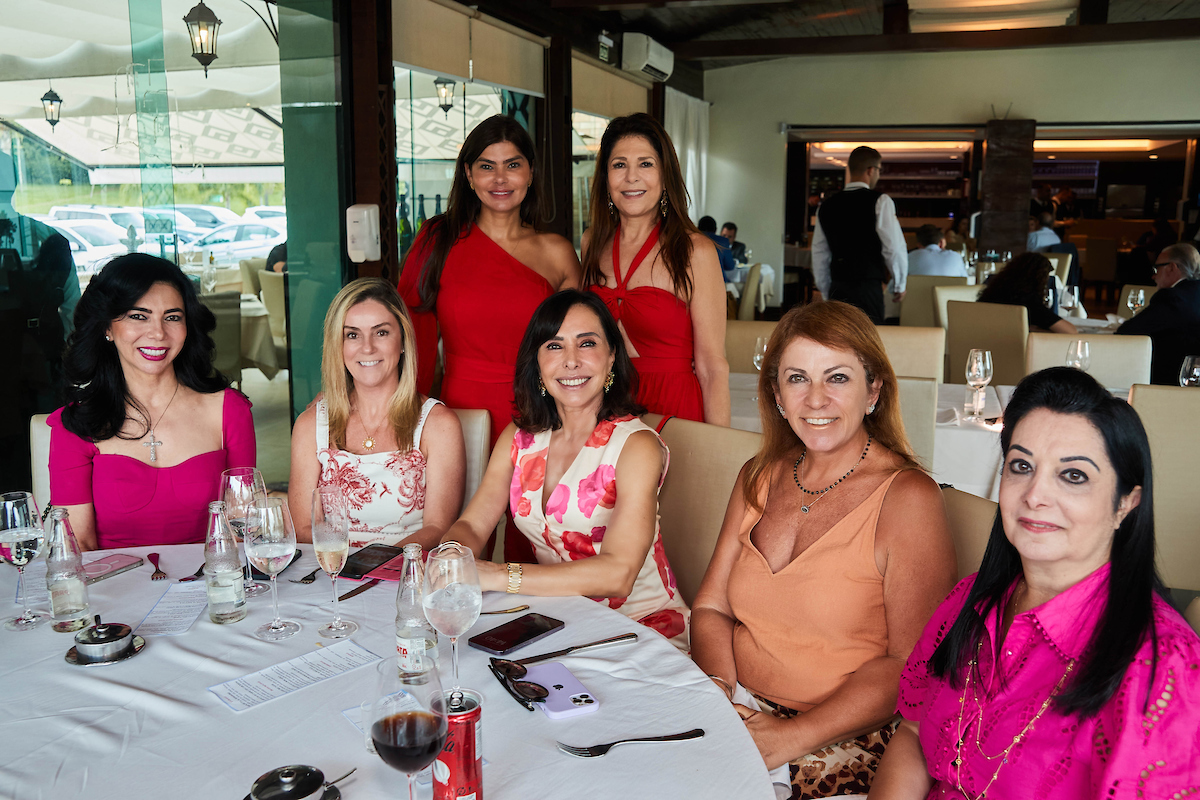 Amigas reunidas olhando para a foto