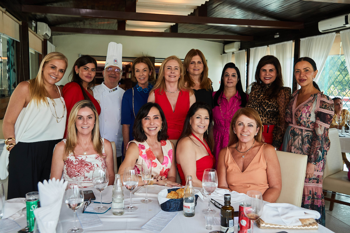 Amigas reunidas olhando para a foto