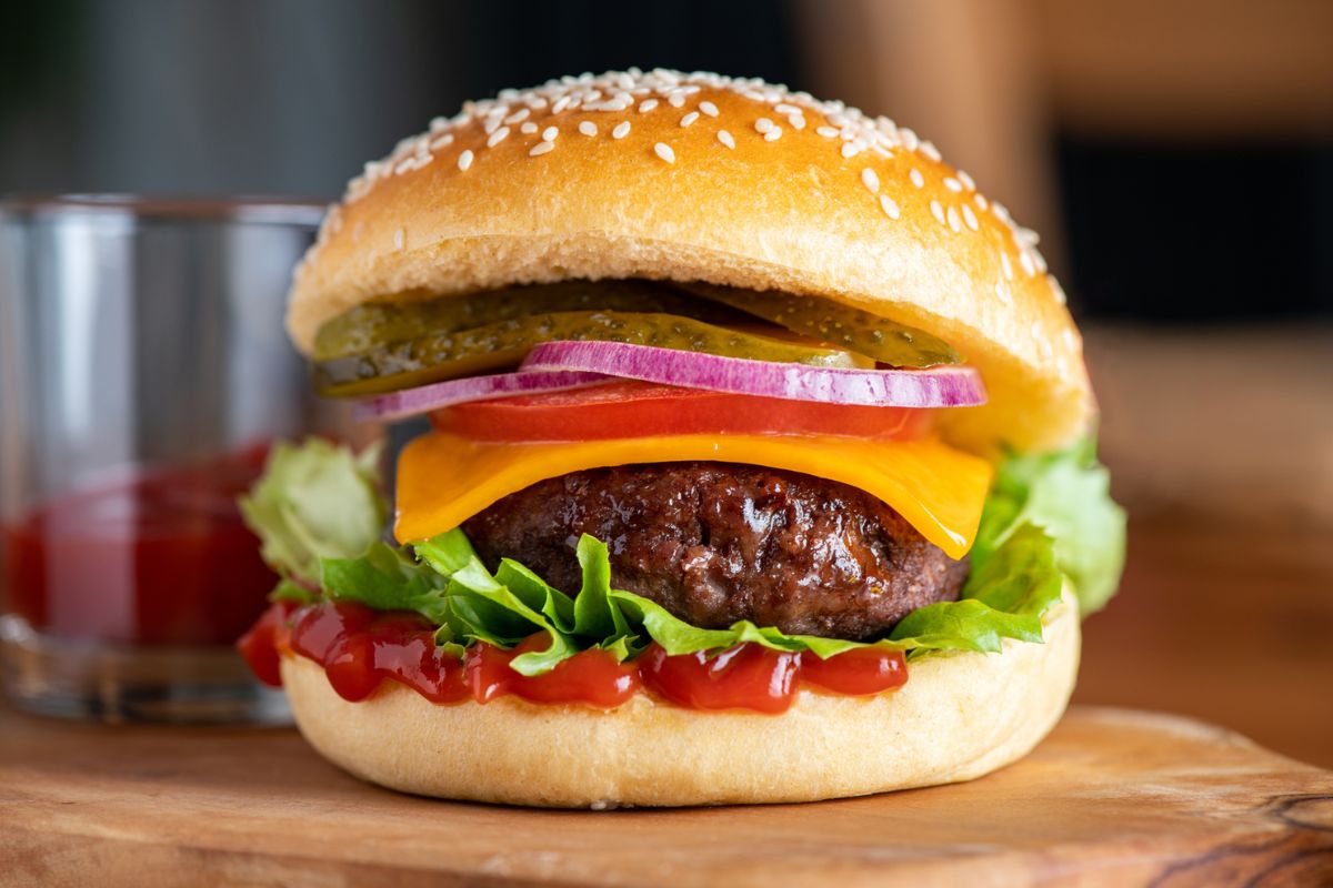 hamburguer-com-carne-queijo-alface-e-cebola O que tem para fazer em Brasília? Confira programação de 27/8 a 2/9