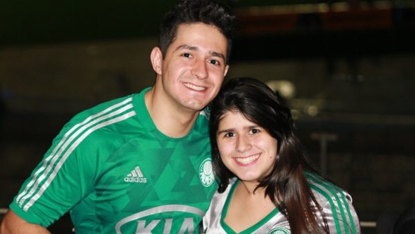 Fotografia de duas pessoas com blusas do palmeiras