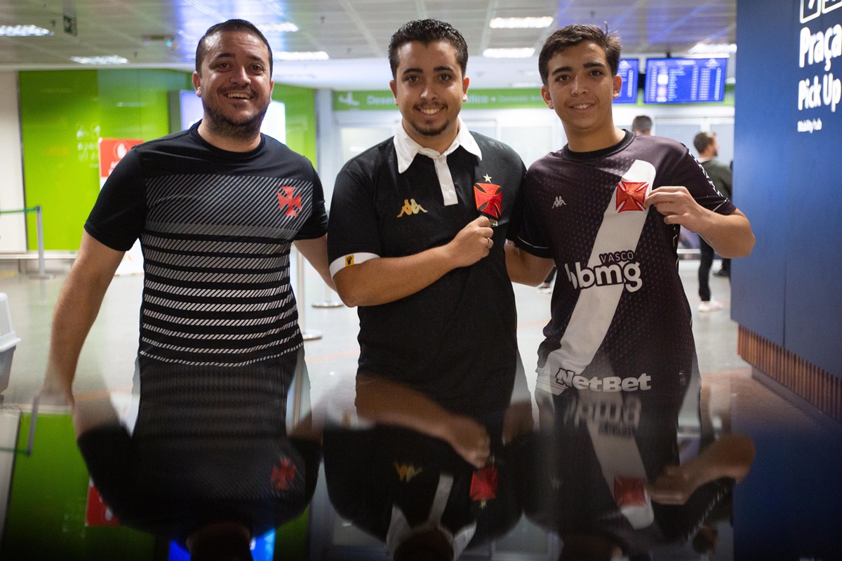 Imagem dos torcedores do vasco mostrando a camisa no aeroporto de Brasília: Gustavo Gonçalves, 19, Wellington Valente, 42 e David Gonçalves, 15