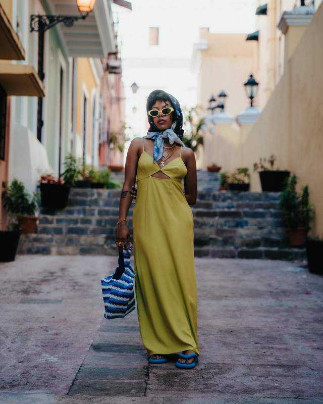 Na imagem com cor, uma mulher posando para foto com um vestido fresco floral para o verão - Metrópoles