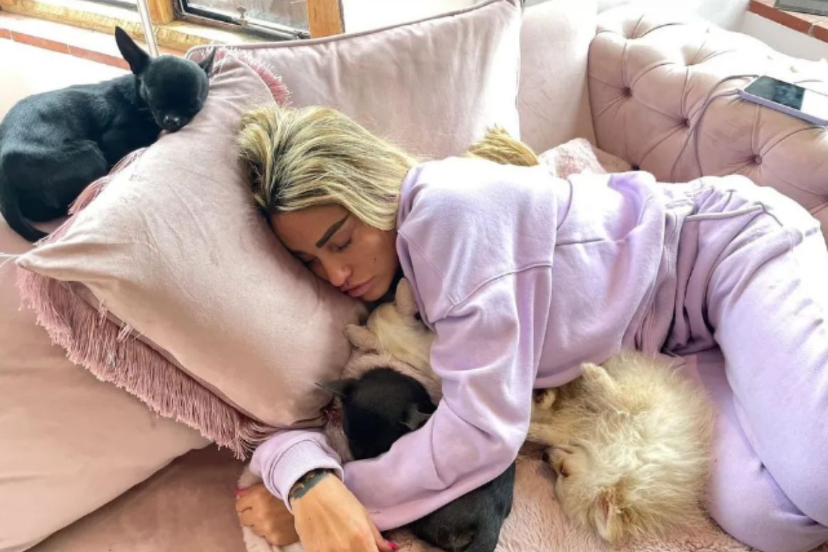 Foto colorida de uma mulher com roupa rosa e vários cachorros - Metrópoles