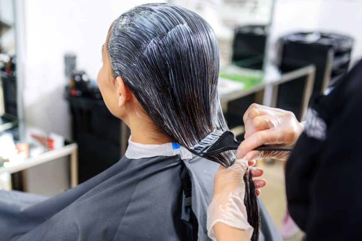 foto de alguém pintando o cabelo