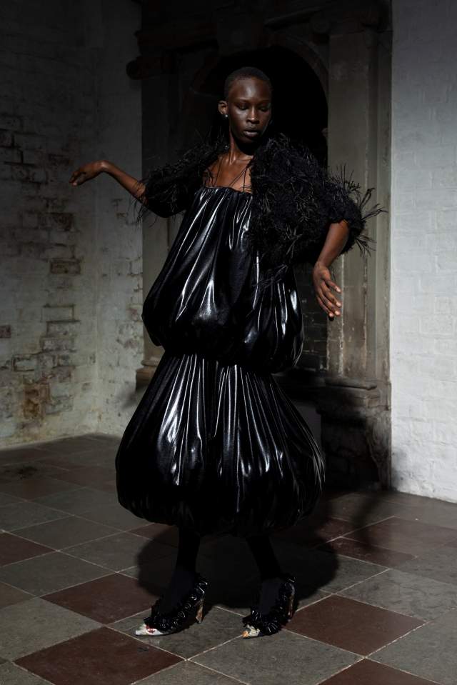 Na imagem com cor, foto de modelos desfilando para marcas na Copenhagen Fashion Week - Metrópoles