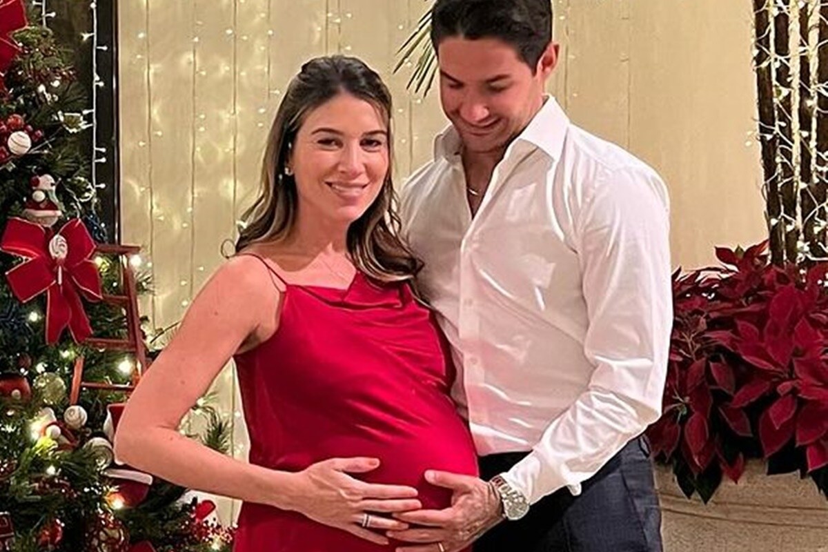 Grávidos, Rebeca Abravanel e Alexandre Pato posam juntos e sorridentes - Metrópoles