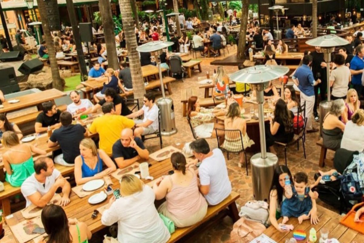 Foto colorida de um restaurante - Metrópoles