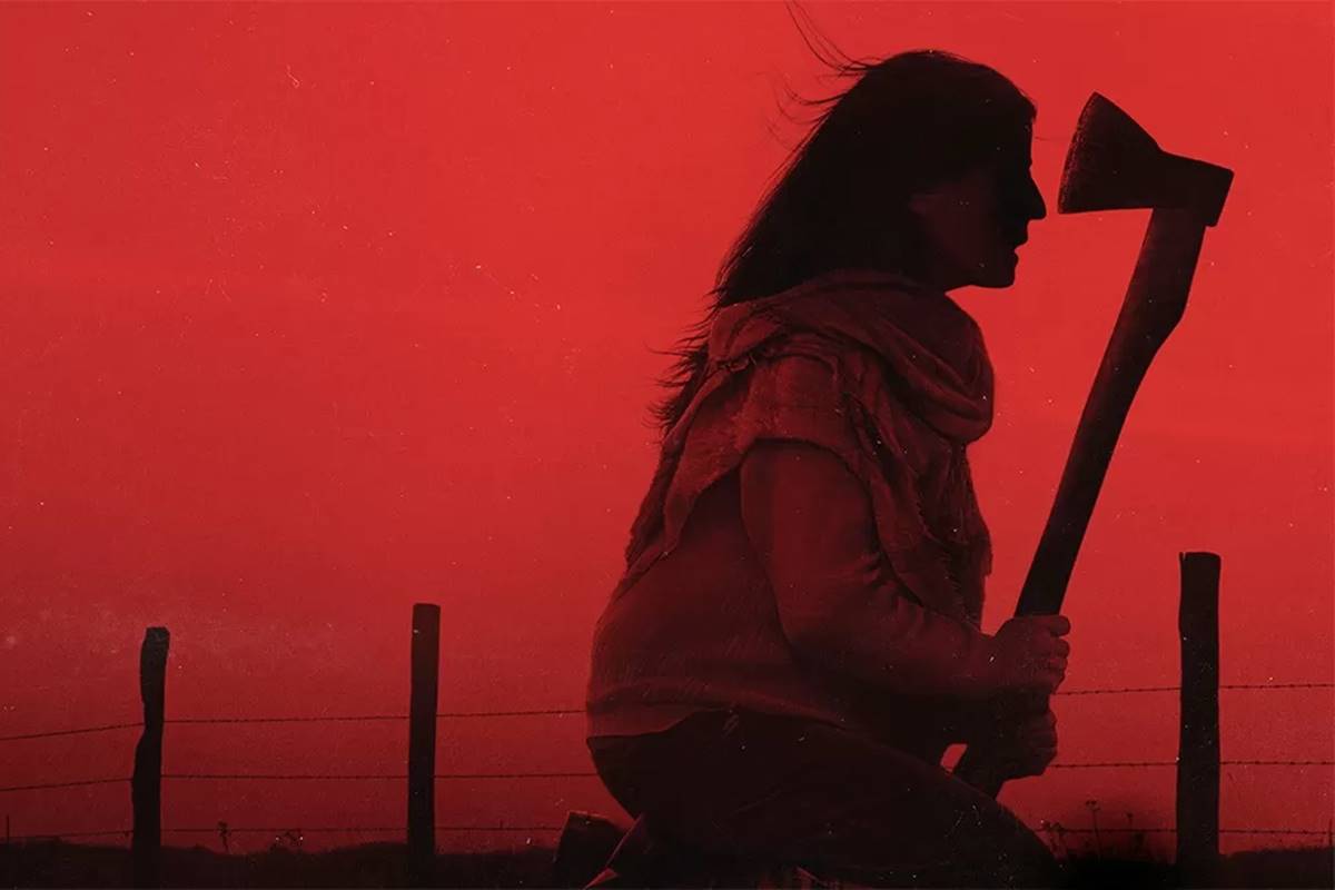 Foto colorida do filme O Mal que nos Habita, mostrando mulher segurando machado - Metrópoles