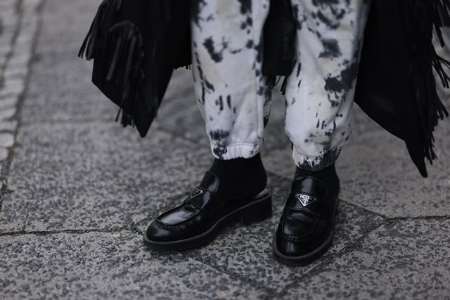 No street style, sapato loafer preto de couro, da Prada - Metrópoles