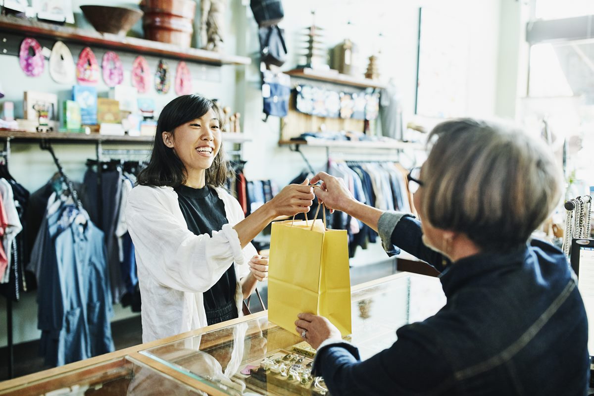 Senhora comprando roupa