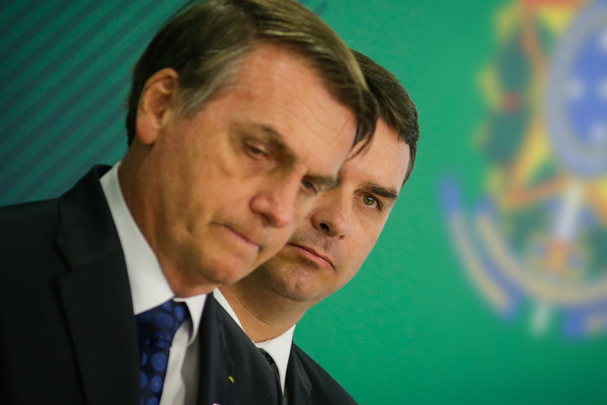 Fora do Brasil, Flávio se manifesta após ação da PF contra Bolsonaro
