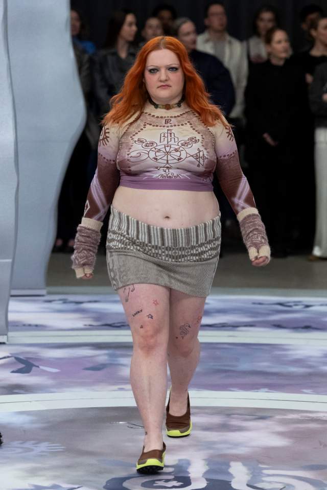 Na imagem com cor, fotos dos modelos no desfile do Copenhague Fashion Week - Metrópoles