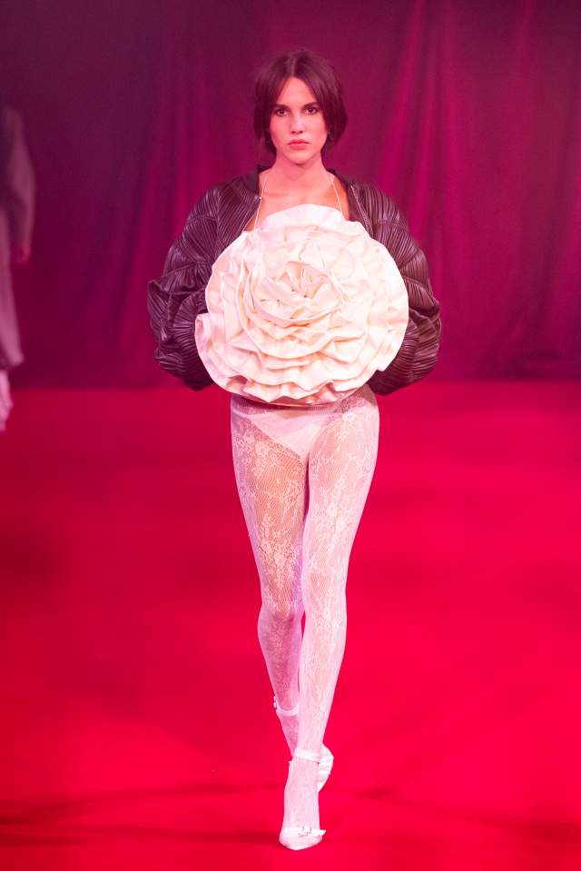 Na imagem com cor, desfile da marca Rotate no Copenhagen Fashion Week AW24 - Metrópoles