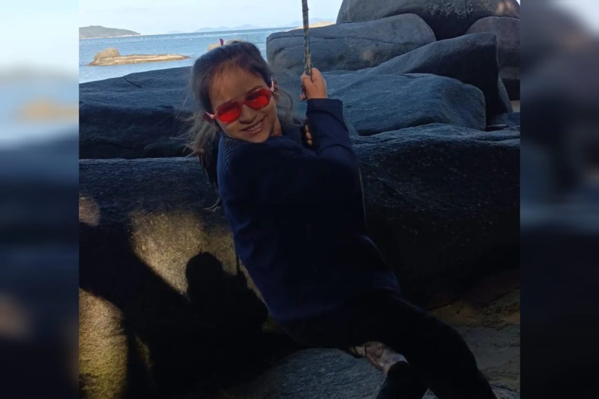 Foto de Eduarda Maciel, menina branca de 8 anos que tem acromatopsia, doença que impede de ver cores e da baixa visão