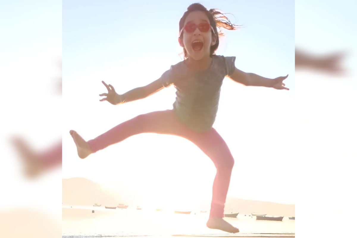 Foto de Eduarda Maciel, menina branca de 8 anos que tem acromatopsia, doença que impede de ver cores e da baixa visão