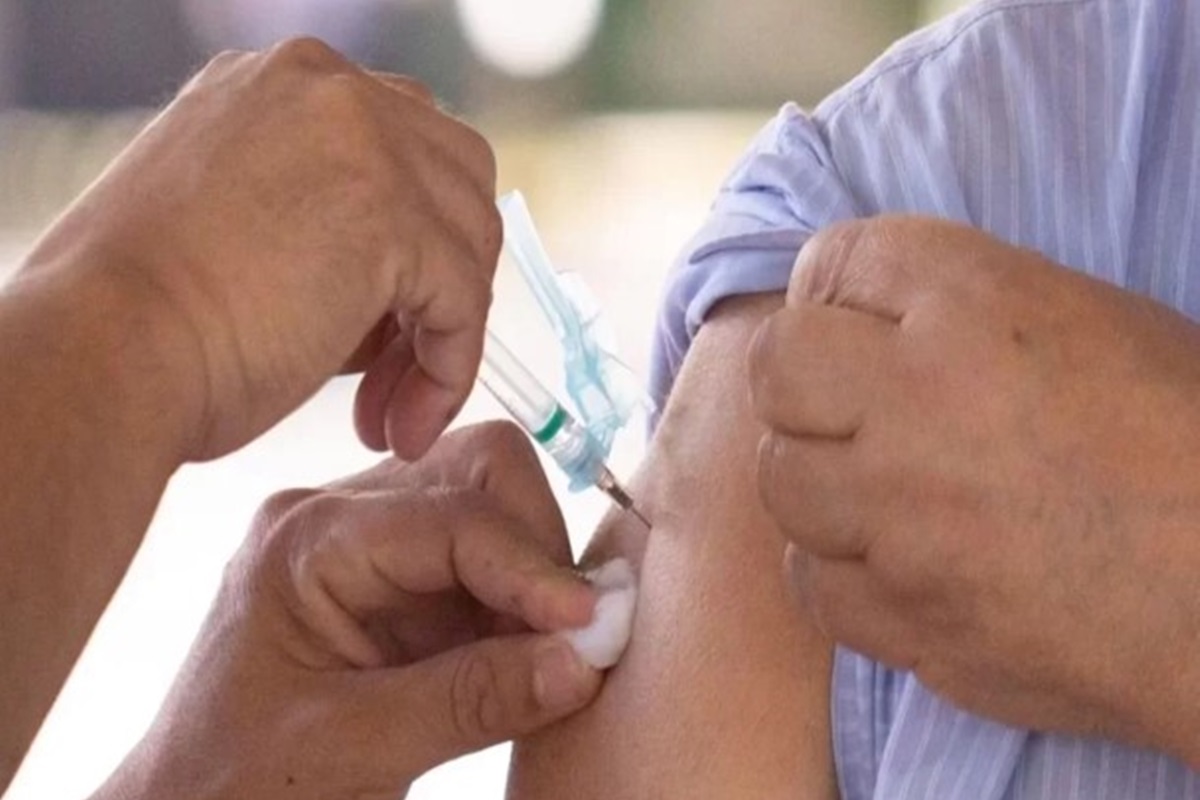 Vacinação em dia contra gripe e Covid diminui risco de infarto e AVC